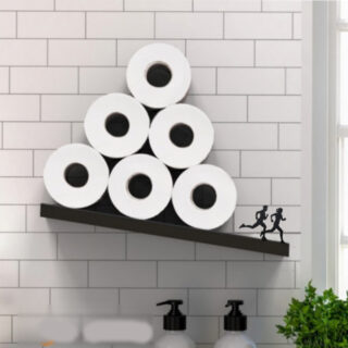 Sur un mur en carrelage blanc, on voit une étagère noire penchée avec deux bonhommes, qui supporte du papier toilette.