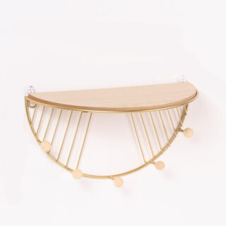 Une étagère murale dorée ronde en métal et bois pour salon