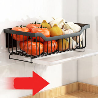 panier noir mural avec des légumes dedans qui est fixer sur le mur de la cuisine