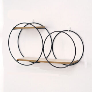 Une étagère murale circulaire en bois et métal pour salon fixé sur un mur