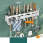 rangement a ustensile en acier argenté poser contre un mur avec plusieurs ustensiles poser dessus