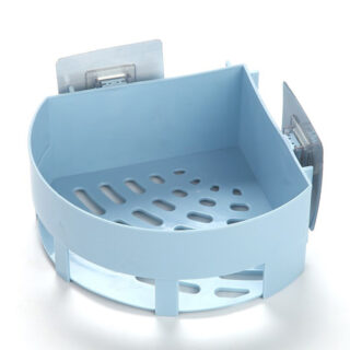 Sur fond blanc, on voit une petite étagère d'angle bleue avec un système de ventouses.