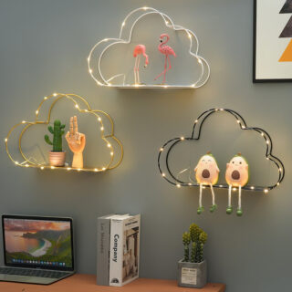 Sur un mur girs on voit trois étagères led en forme de nuage. Elles sont allumées.