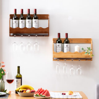 Sur le mur blanc d'une cuisine, au-dessus d'une table, on voit deux étagères à vin, qui peuvent contenir cinq bouteilles et cinq verres à pied.