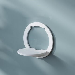 étagère ronde avec structure ronde sur mur bleu