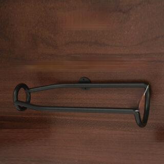 Sur un fond en bois, on voit un support en métal noir qui peut accueillir une bouteille de vin.