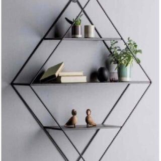 Étagère en triangle murale avec des objets dessus