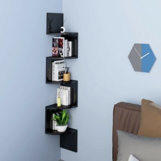 Etagère murale verticale noire d'angle pour salon en forme d'hélice sur un mur bleu