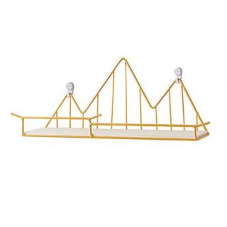 Étagère murale en or sur fond blanc