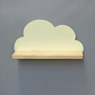 Une étagère en bois fixée sur un mur gris foncé, le nuage est jaune et la tablette de l'étagère est couleur bois naturel.