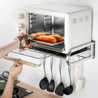 étagère mural pour cuisine avec un micro-ondes poser dessus qui est lui accrocher au mur de la cuisine