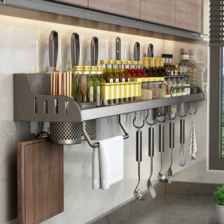étagère mural de cuisine en acier inoxydable avec des épices poser dessus, ainsi que des spatules accrocher au dessous