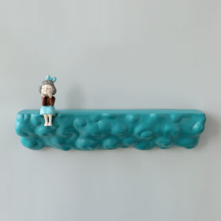 Etagère murale bleue en forme de nuage sur un mur gris