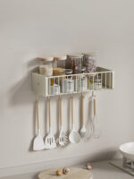rangement mural pour légumes et fruits avec porte spatule sur le dessous