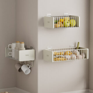 3 rangements muraux avec des légumes et fruits poser dedans qui sont accrocher au mur de la cuisine