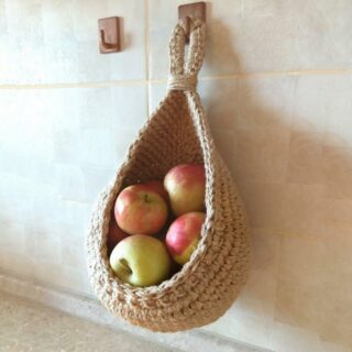 panier de fruits avec des pommes dedans accrocher à mur