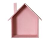 On voit une étagère rose pour enfant en forme de maison.