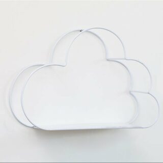 Une étagère en métal blanc en forme de nuage fixée sur un mur blanc.