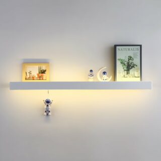 Une étagère longue blanche et fine avec une bande LED éclairante. Dessus sont posés des bibelots. Elle est fixée sur un mur blanc.
