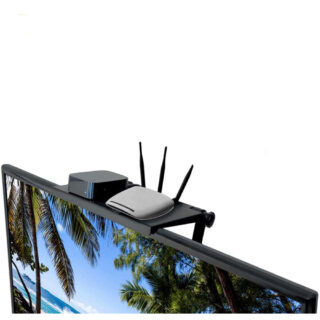 Sur fond blanc on voit une télévision à écran plat qui diffuse une image d'île paradisiaque. Au-dessus de la tv est suspendue une étagère noire sur laquelle sot posés deux répétiteurs.