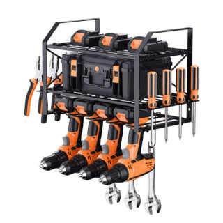 Une étagère murale noire en métal sur fond blanc remplie d'outils de bricolage noir et orange.