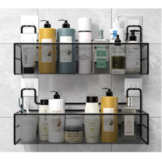 Deux étagères de douche en grillage métal noire avec compartiments posées au mur avec fixations carrés adhésives. Il y a beaucoup de produits de douche dedans.