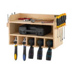 Une étagère murale en bois à outils pour garage avec des outils sur un fond blanc