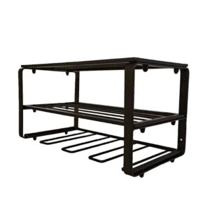 Une étagère murale en métal noir sur fond blanc en métal robuste avec emplacements de rangement.