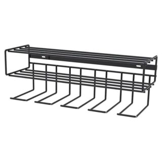 Une étagère murale en métal noir sur fond blanc en métal robuste avec emplacements de rangement.