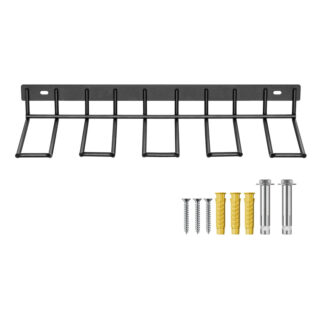 Une étagère murale en métal noir sur fond blanc en métal robuste avec emplacements de rangement. Des vis et des chevilles de fixations sont posées à côté de l'étagère.