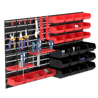 Une étagère murale noire et rouge de garage avec des outils rangés dessus sur un fond blanc.
