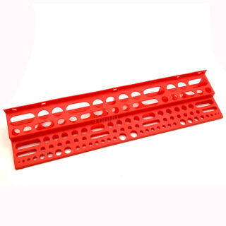 Une étagère murale en plastique rouge percé pour accueillir des outils de bricolage sur un fond blanc.