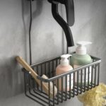 Une étagère de douche en panier à suspendre fixée dans une salle de bain