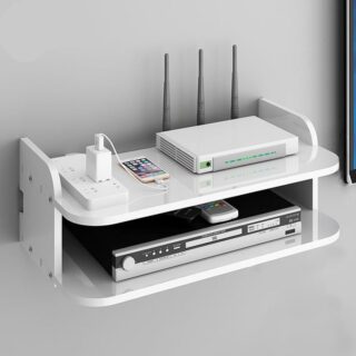 Etagère murale 2 niveaux couleur blanche avec accessoires télévision et internet rangés dedans et fixée sur un mur gris