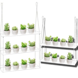 étagères murales transparentes suspendues avec des pots de plantes dedans.