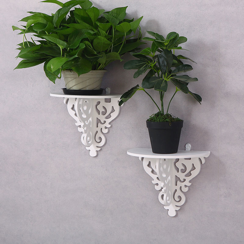 7735-d4jkxs.jpg deux étagères murales blanche en trois dimensions de styles baroques, fixées à un mur avec des plantes en pot dessus.