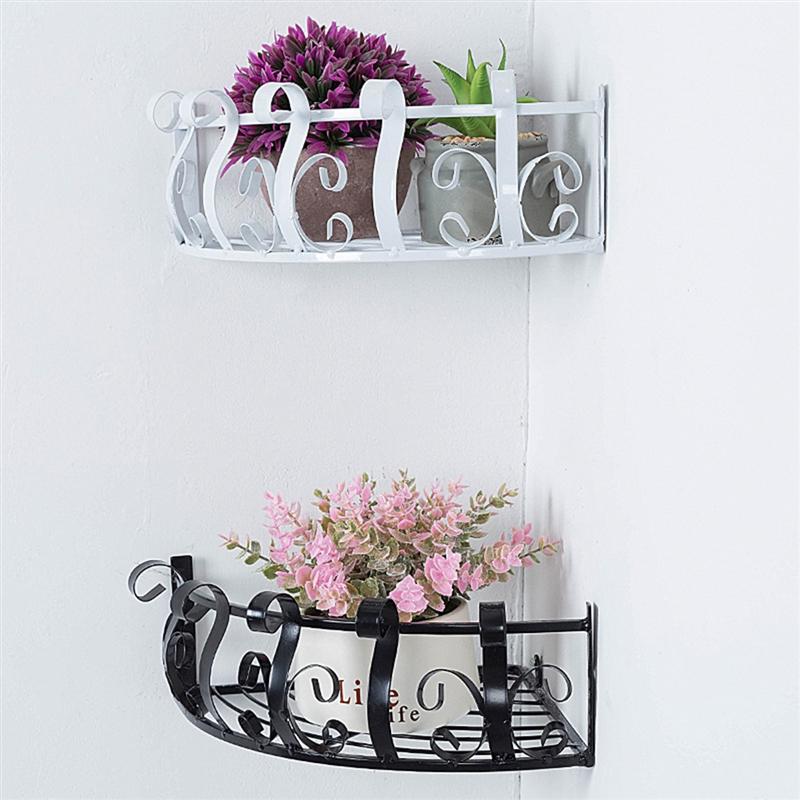 8130-uwlyxb.jpg étagère murale d'angle en fer, une blanche et une noire avec des plantes dedans