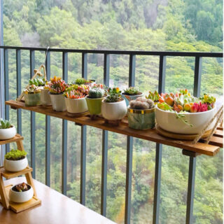 étagère en bois suspendue à un balcon avec des plantes dessus.