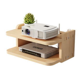 Étagère murale accessoires télévision chêne sur fond blanc avec une plante et un vidéo projecteur posé sur le plateau du dessus et un boitier en dessous