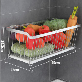 Panier de rangement blanc contenant des fuit et des légumes, ce panier est accrocher au mur d'une cuisine, sur l'image les dimensions sont également présente