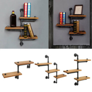 Plusieus étagère murales accrochées au mur faites en planches de bois et en tuyaux noirs. Dessus sont posés des livres, une bouteille et un cadre.