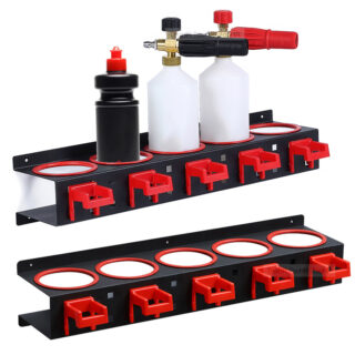 Une étagère murale en plastique rouge et noir avec des emplacements cylindriques et des bombes de peinture automobile dedans sur un fond blanc.