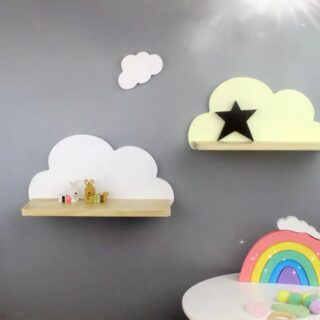 Photo de deux étagères en bois en forme de nuage sur un mur gris