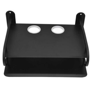 Sur fond blanc, on voit une étagère murale noire qui a deux niveaux et des trous pour passer le fil de la boxe à l'arrière.