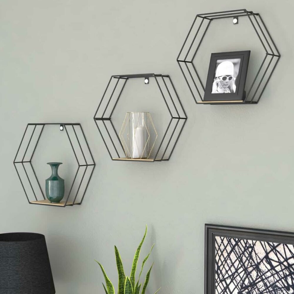 3 étagères murales modernes de forme hexagonale en fer noir sur un mur