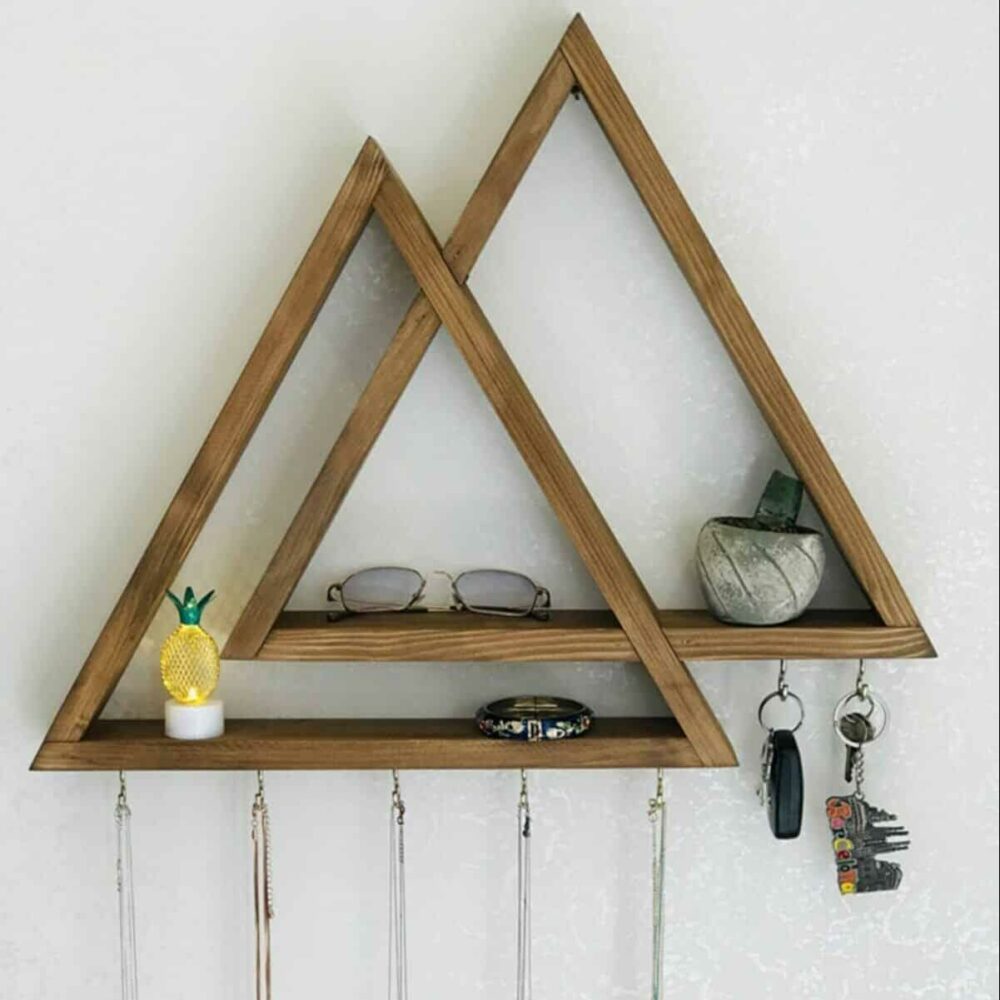 Étagère en triangle marron sur un mur blanc