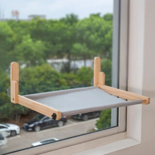 Étagère murale chat pour les fenêtres, de forme rectangulaire, en bois et de couleur gris, positionné sur une fenêtre grâce des ventouses