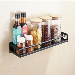 Étagère murale à épices en acier inoxydable noir, avec des potes de nourritures dessus