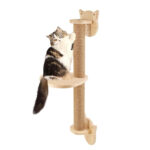 Étagère murale chat en bois avec poteau à gratter sur fond blanc