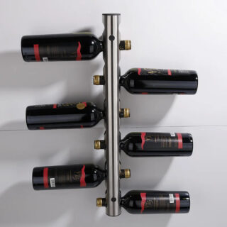 Étagère à vin murale en acier inoxydable à huit trous avec des bouteilles sur fond gris